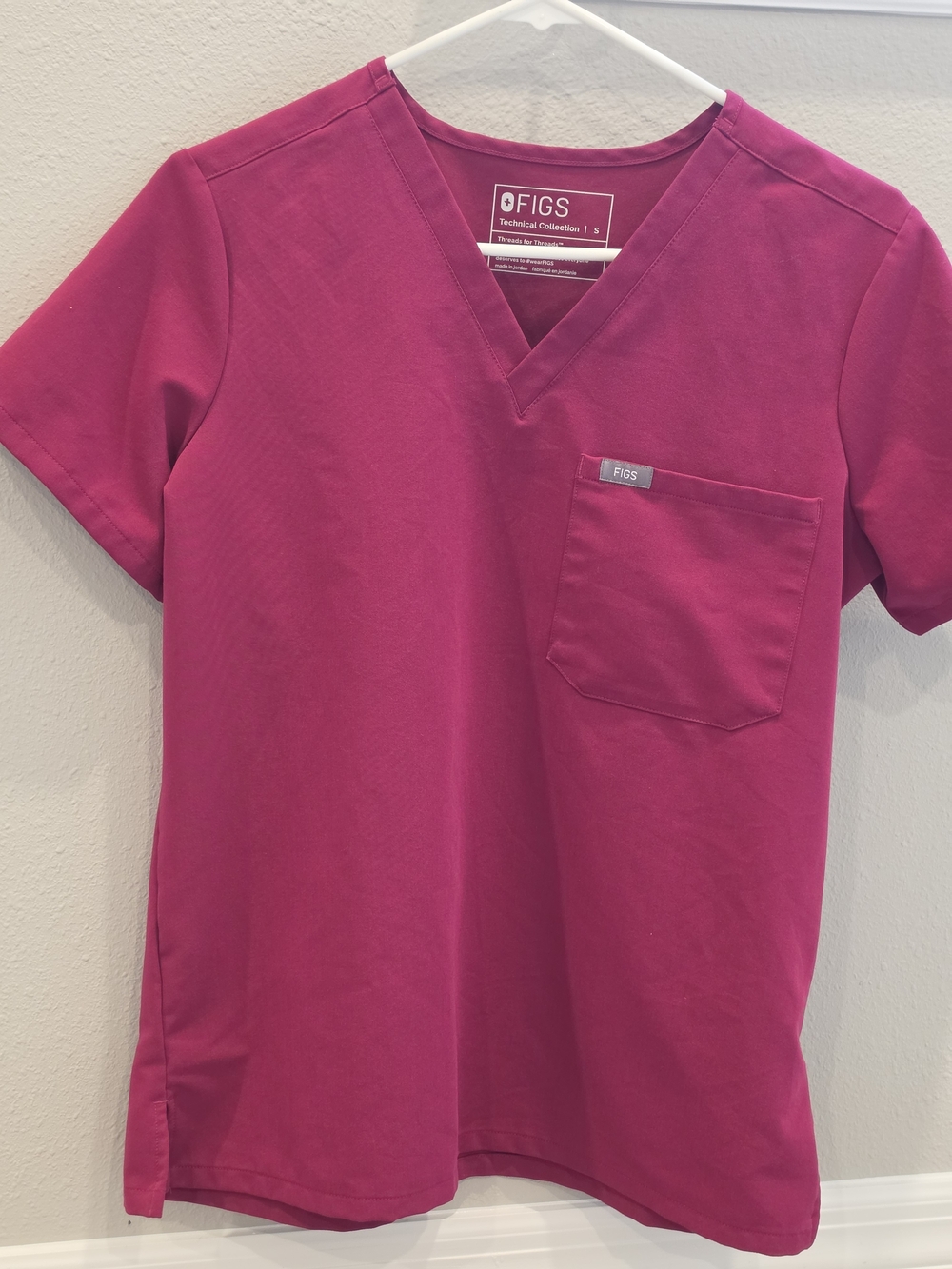 FIGS WOMAN V-Neck SCRUB Top in Magenta